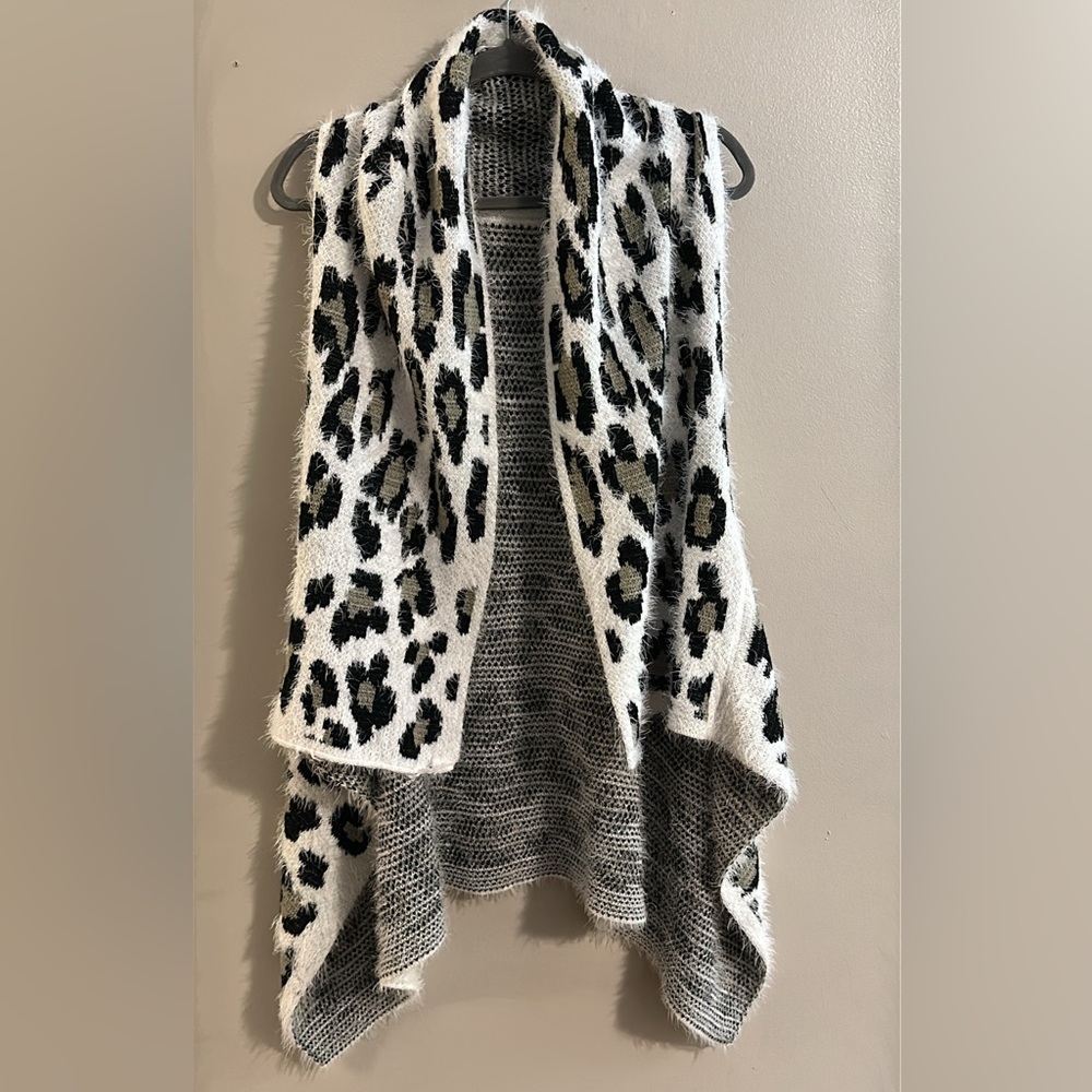 Chic Leopard Print Knit Vest
